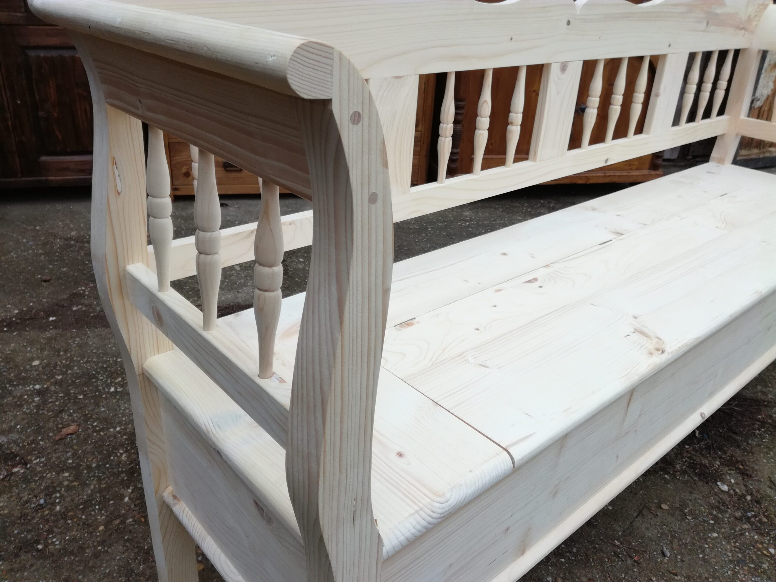 Natúr lóca körben esztergált pálcikás (babás) háttámlával