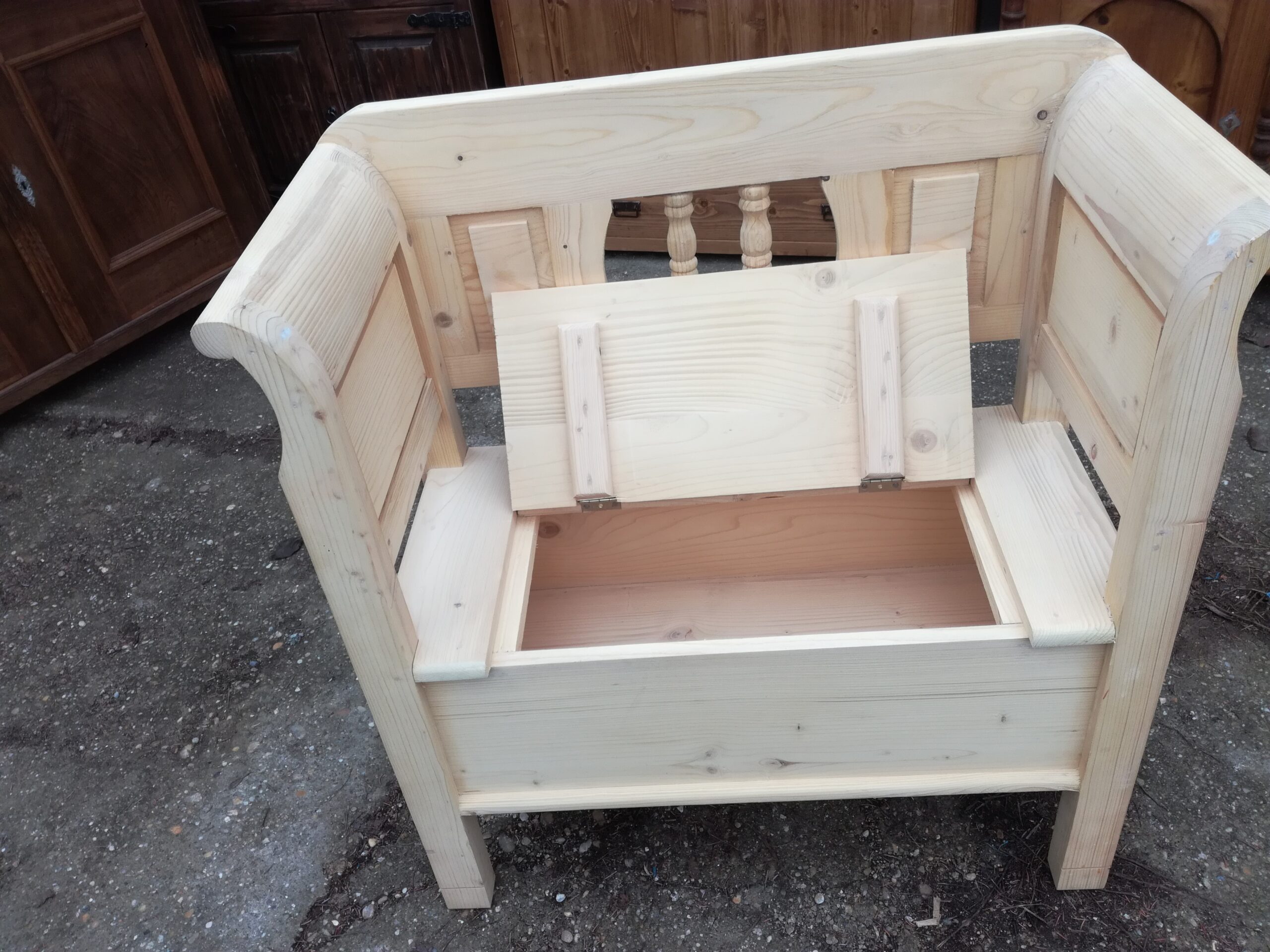 Natúr lóca középen esztergált (babás) pálcikákkal